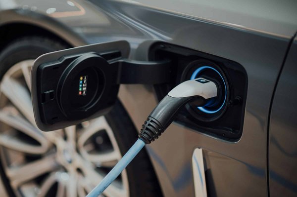Comment les technologies de gestion de l'énergie influencent-elles la performance des véhicules hybrides rechargeables?